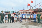 Thanh Hoá: Trao tặng ngư dân 100 lá cờ Tổ quốc và 100 ảnh Bác Hồ