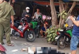 Nam thanh niên tự đâm vào bụng mình, người bán dao nhanh chóng rời hiện trường