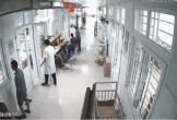 Người đàn ông gục ngã ngay trước cửa phòng khám: Khoảnh khắc khiến tất cả 