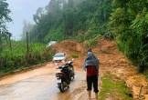 Sạt lở núi ập xuống 3 ô tô đang di chuyển trên đường