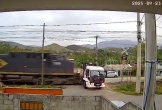 Băng qua đường ray, xe tải bị tàu hỏa tông văng