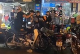 Xôn xao cảnh 10 thanh niên trẻ tuổi đánh đôi nam nữ nằm bẹp dưới đất