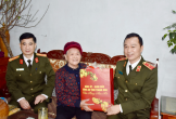 Giám đốc Công an tỉnh thăm, tặng quà chúc Tết Anh hùng Lực lượng vũ trang Nhân dân Ngô Thị Tuyển