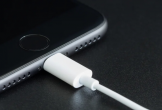 Cáp sạc Apple xuống màu theo thời gian do nhiệt, môi trường hay chất liệu?
