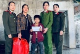 Công an xã Đức Châu tặng quà Tết con đỡ đầu