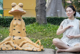 Ai kéo khách đến vây kín bức tượng 'ếch ngồi thiền' ở Thảo Cầm Viên?