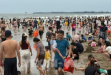 Du khách ùn ùn đổ về Hải Tiến, Sầm Sơn trong ngày đầu kỳ nghỉ lễ