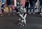 Màn đấu võ của hai robot hình người gây sốt trên mạng
