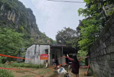 Người dân sống bất an dưới chân núi đá vừa sạt lở