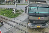 Thót tim cảnh xe tải tông gác chắn, cố vượt qua đường sắt ngay trước 'mũi' tàu hỏa