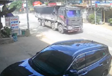 Xe máy lao vào xe tải khi cả hai cùng 'vô tư' qua giao lộ