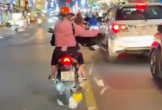 Đang lan truyền video người phụ nữ rải giấy nghi vàng mã xuống đường trung tâm TPHCM
