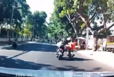 Clip người đàn ông đang lưu thông trên đường bất ngờ bị đánh từ phía sau