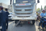 Giải cứu người bị kẹt dưới gầm xe trộn bê tông bằng kích thủy lực