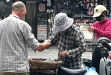 Phận đời sau gánh hàng rong